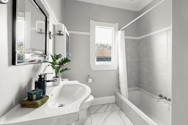 Photo of property in 15 Taradale Road, Marewa, Napier, 4110