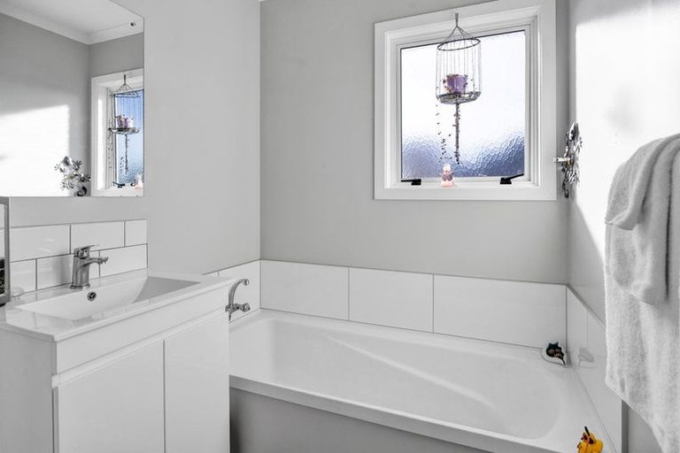 Photo of property in 12 Hamlet Street, Stratford, 4332