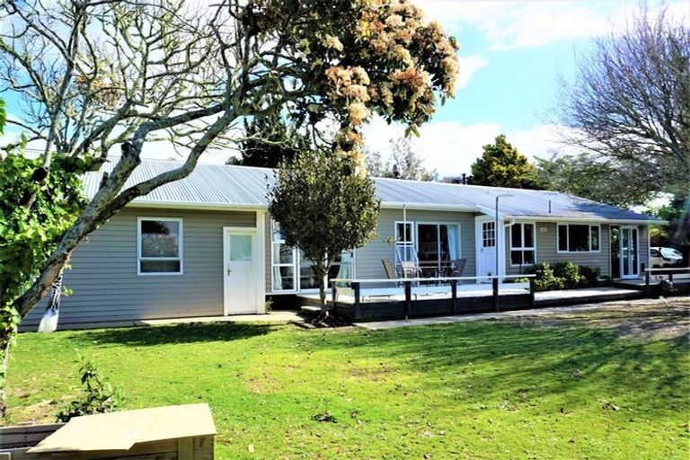 Photo of property in 82 Heatherlea West Road, Levin, 5575
