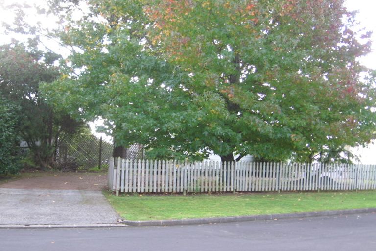 Photo of property in 4 Hazelmay Place, Bucklands Beach, Auckland, 2014