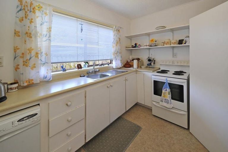 Photo of property in 2/12 Waimai Avenue, Weymouth, Auckland, 2103