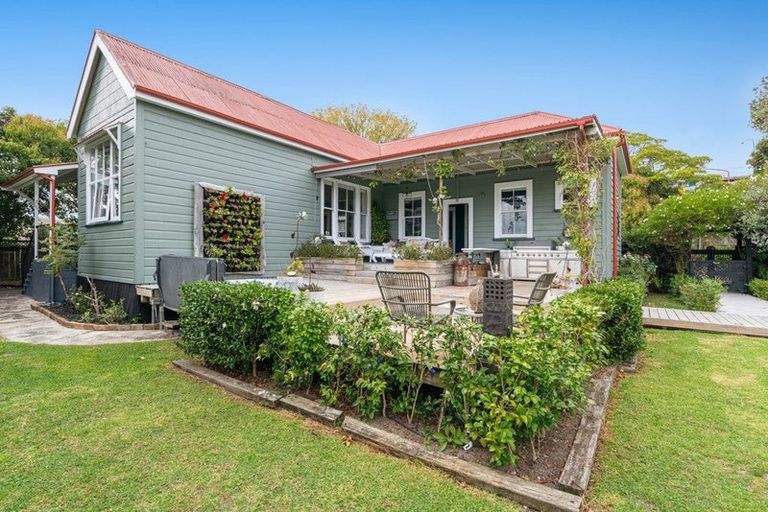 Photo of property in 1 Green Lane, Helensville, 0800