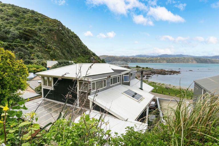 Photo of property in 103 Breaker Bay Road, Breaker Bay, Wellington, 6022