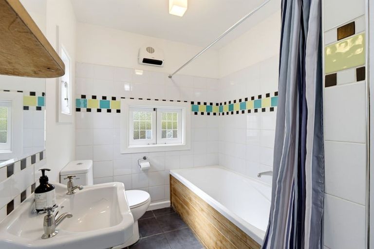 Photo of property in 10 Cornwall Road, Lyttelton, 8082