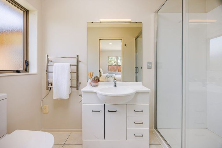 Photo of property in 98 Riverton Drive, Randwick Park, Auckland, 2105