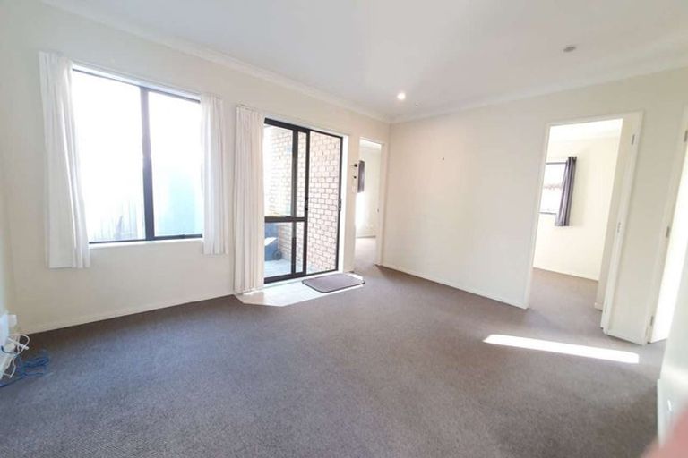 Photo of property in 33 Claverdon Drive, Massey, Auckland, 0614