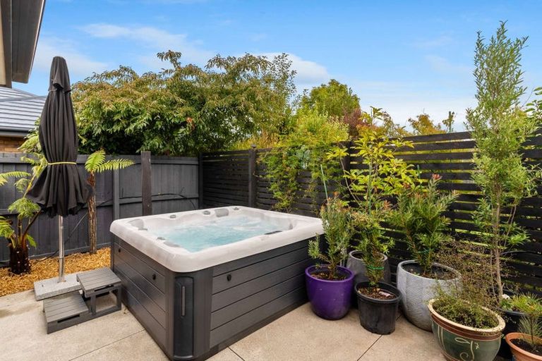 Photo of property in 12 Cunneen Place, Aidanfield, Christchurch, 8025