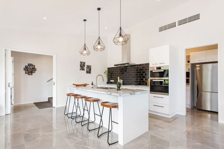 Photo of property in 1 Vista Place, Huntsbury, Christchurch, 8022