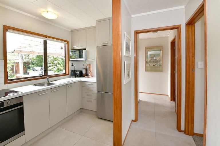Photo of property in 33 Jelas Road, Red Beach, 0932