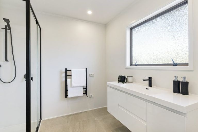 Photo of property in 27 Ferry Parade, Herald Island, Auckland, 0618