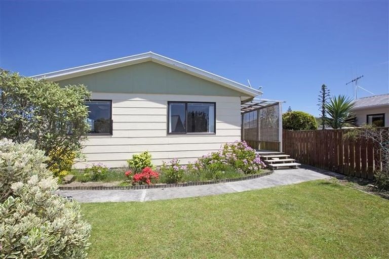 Photo of property in 11 Simcox Street, Otaki Beach, Otaki, 5512