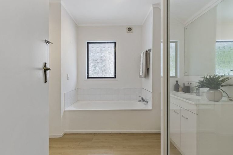 Photo of property in 2/30 Vauxhall Road, Devonport, Auckland, 0624