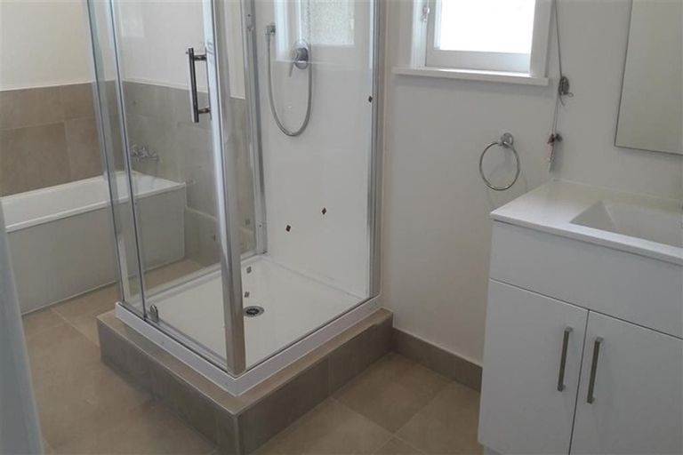 Photo of property in 19 Chivalry Road, Glenfield, Auckland, 0629