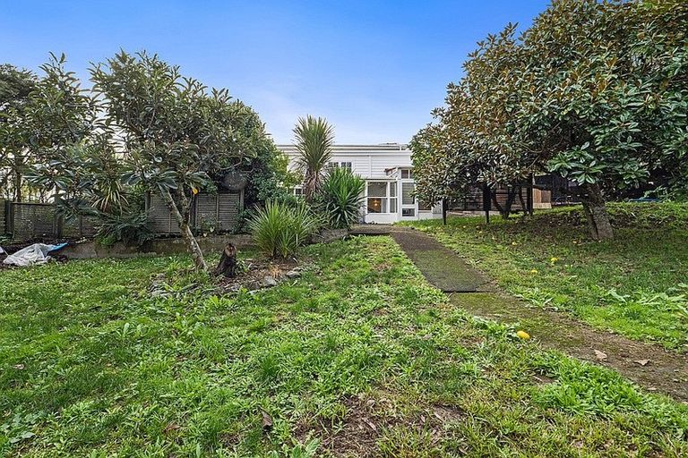 Photo of property in 17 Awaroa Road, Sunnyvale, Auckland, 0612