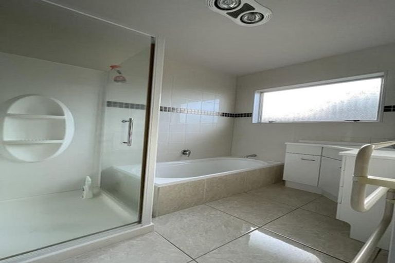 Photo of property in 1/6 Phillip Parade, Forrest Hill, Auckland, 0620