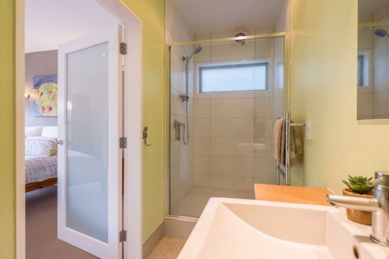 Photo of property in 33 Tiketike Way, Brooklyn, Wellington, 6021