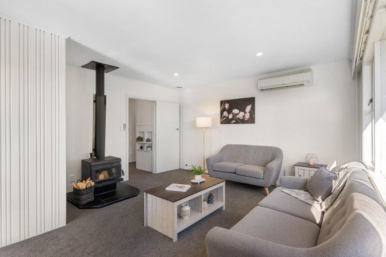 Photo of property in 11 Lomond Street, Newlands, Wellington, 6037