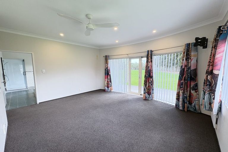 Photo of property in 154 Boord Crescent, Kumeu, 0891