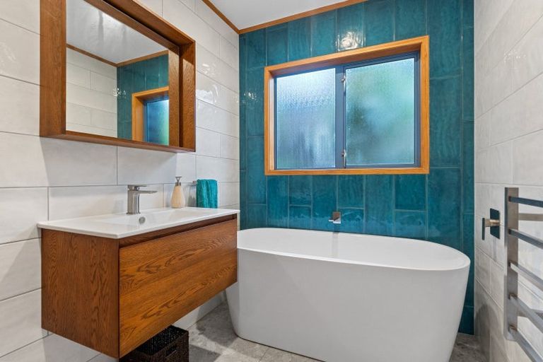 Photo of property in 84 Domain Crescent, Muriwai, Waimauku, 0881