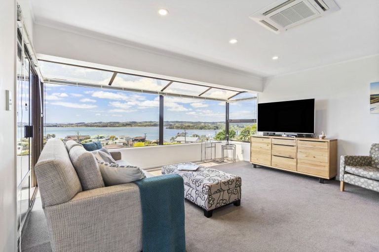 Photo of property in 2/7 Pounamu Place, Shelly Park, Auckland, 2014
