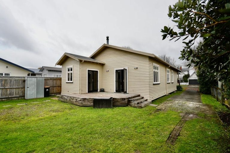 Photo of property in 27 Milverton Avenue, Hokowhitu, Palmerston North, 4410