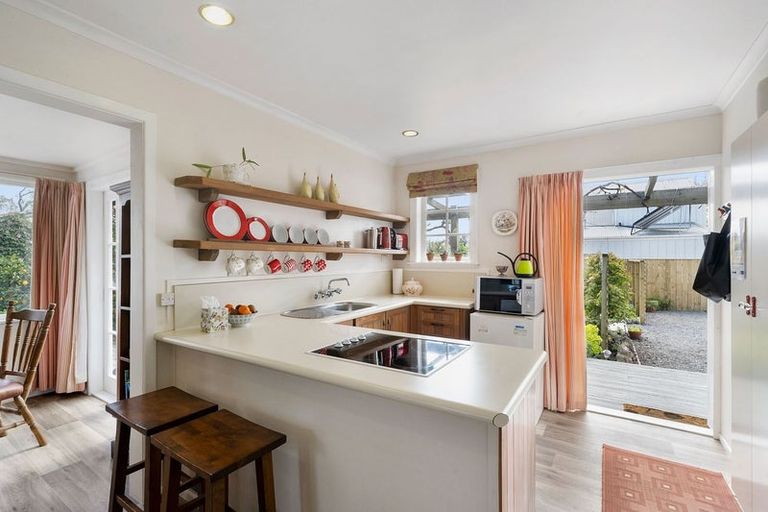 Photo of property in 12a Oxford Street, Martinborough, 5711