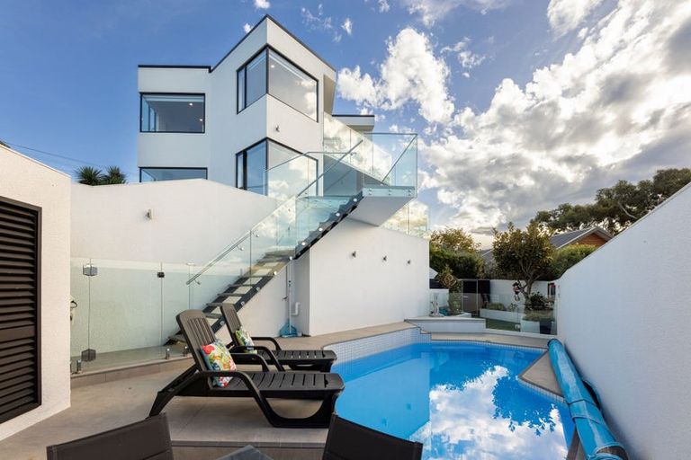 Photo of property in 2/60 Moncks Spur Road, Redcliffs, Christchurch, 8081