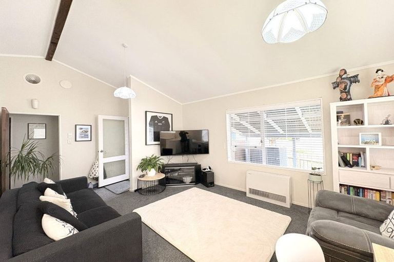 Photo of property in 19a Colchester Crescent, Newlands, Wellington, 6037