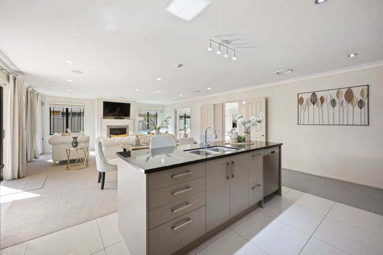 Photo of property in 16 Erceg Way, Rosehill, Papakura, 2113