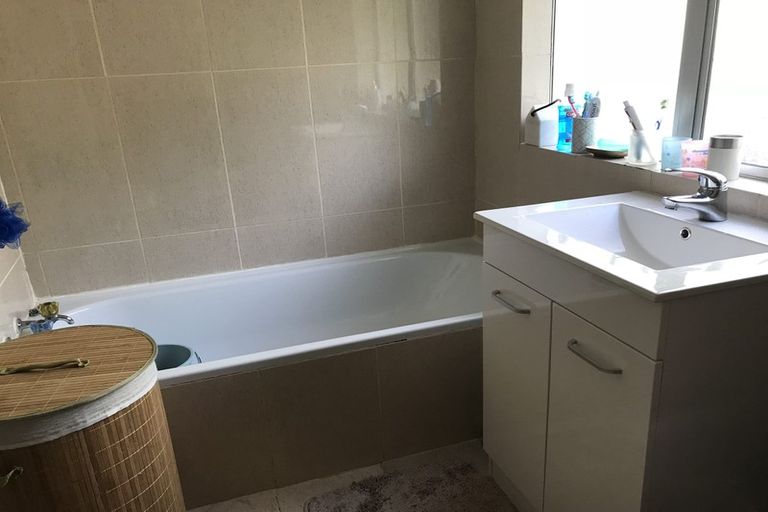 Photo of property in 2/15 Dunraven Place, Torbay, Auckland, 0630