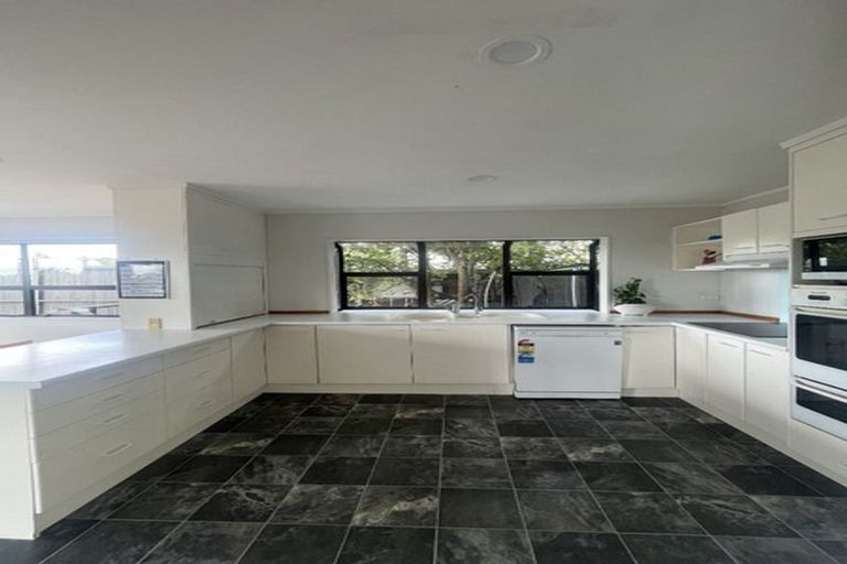 Photo of property in 2/16 Kiteroa Terrace, Rothesay Bay, Auckland, 0630