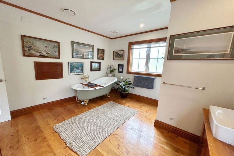 Photo of property in 33 Cornwall Road, Lyttelton, 8082