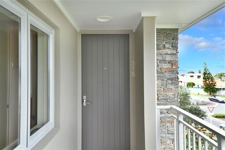 Photo of property in 315/252 Centreway Road, Orewa, 0931