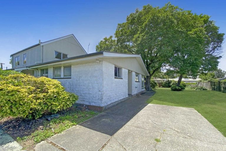 Photo of property in 42 Avonhead Road, Avonhead, Christchurch, 8042