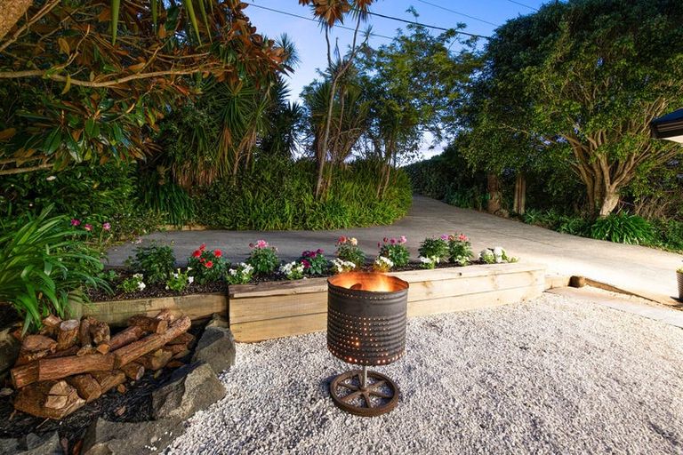 Photo of property in 3 Moffat Road, Red Beach, 0932