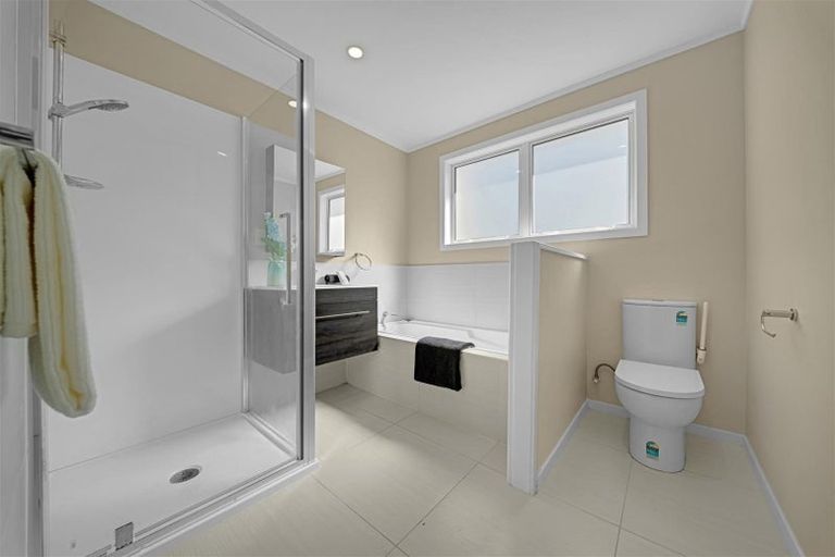 Photo of property in 19 Deverell Place, Northcross, Auckland, 0632