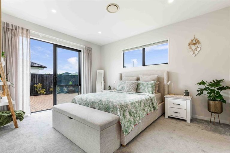 Photo of property in 16 Sir Lincoln Drive, Kumeu, 0810