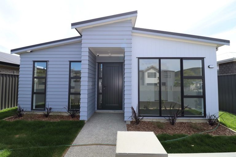 Photo of property in 28 Karearea Avenue, Kenepuru, Porirua, 5022