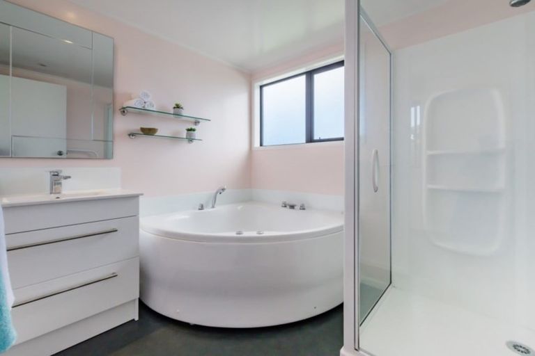 Photo of property in 8 Kohutuhutu Road, Raumati Beach, Paraparaumu, 5032