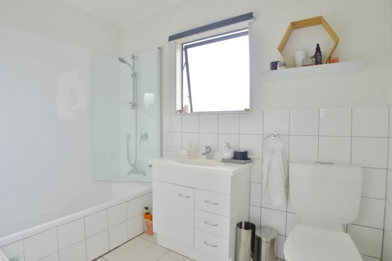 Photo of property in 2/37 Mcleod Road, Weymouth, Auckland, 2103