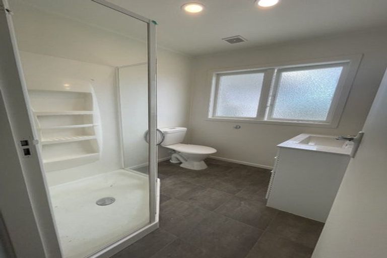 Photo of property in 16 Covil Avenue, Te Atatu South, Auckland, 0610