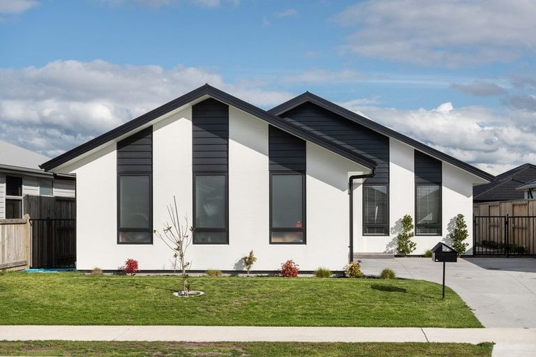Photo of property in 17 Furlong Road, Papamoa, 3118