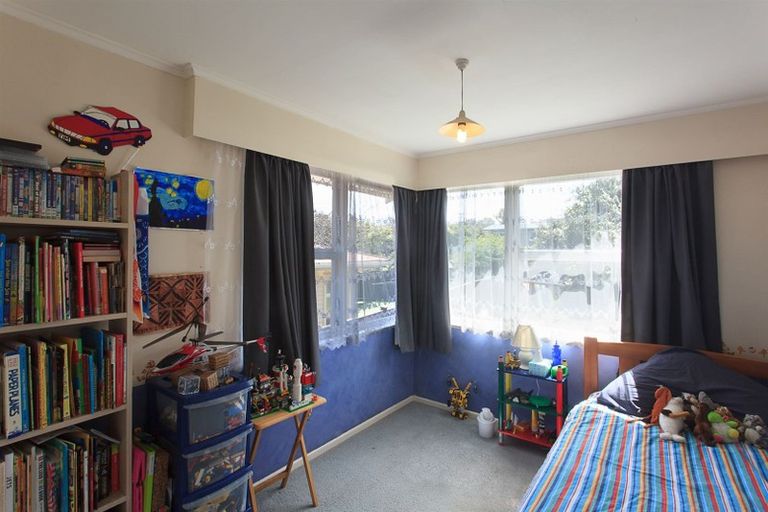 Photo of property in 28 Coniston Avenue, Te Atatu South, Auckland, 0610