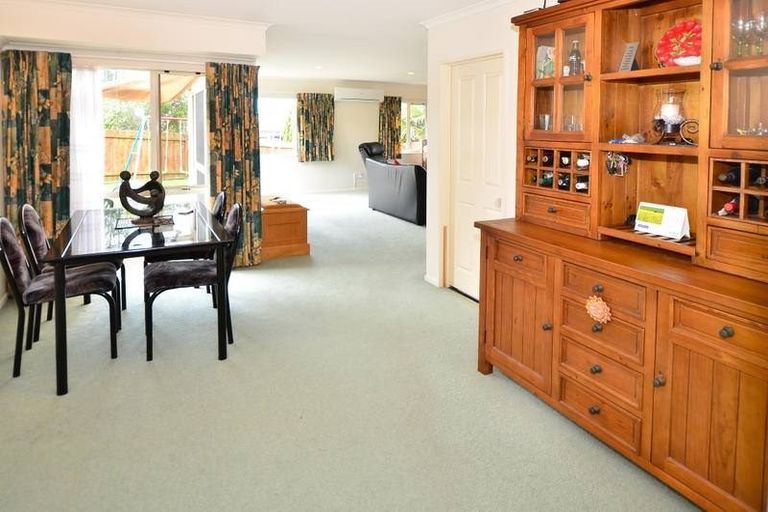 Photo of property in 92 Buscomb Avenue, Henderson, Auckland, 0610