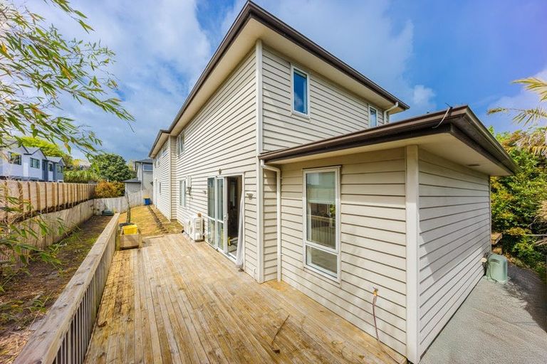 Photo of property in 1b Harrowglen Drive, Northcross, Auckland, 0632