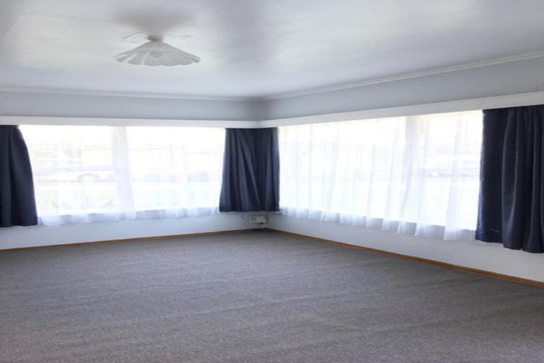 Photo of property in 32 Raleigh Road, Northcote, Auckland, 0627