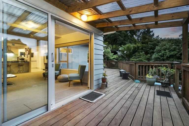 Photo of property in 903 West Coast Road, Waiatarua, Auckland, 0604