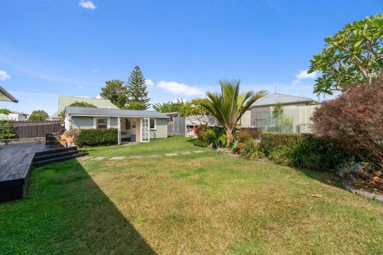 Photo of property in 8 Murray Road, Te Atatu Peninsula, Auckland, 0610