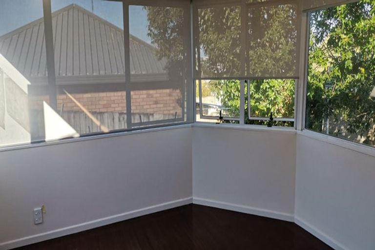 Photo of property in 2/15 Merton Avenue, Glenfield, Auckland, 0627