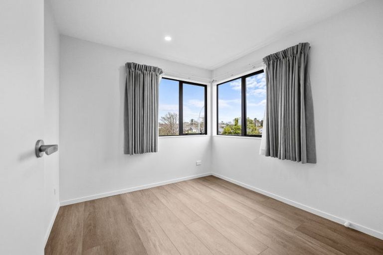 Photo of property in 16 Gossamer Drive, Pakuranga Heights, Auckland, 2010